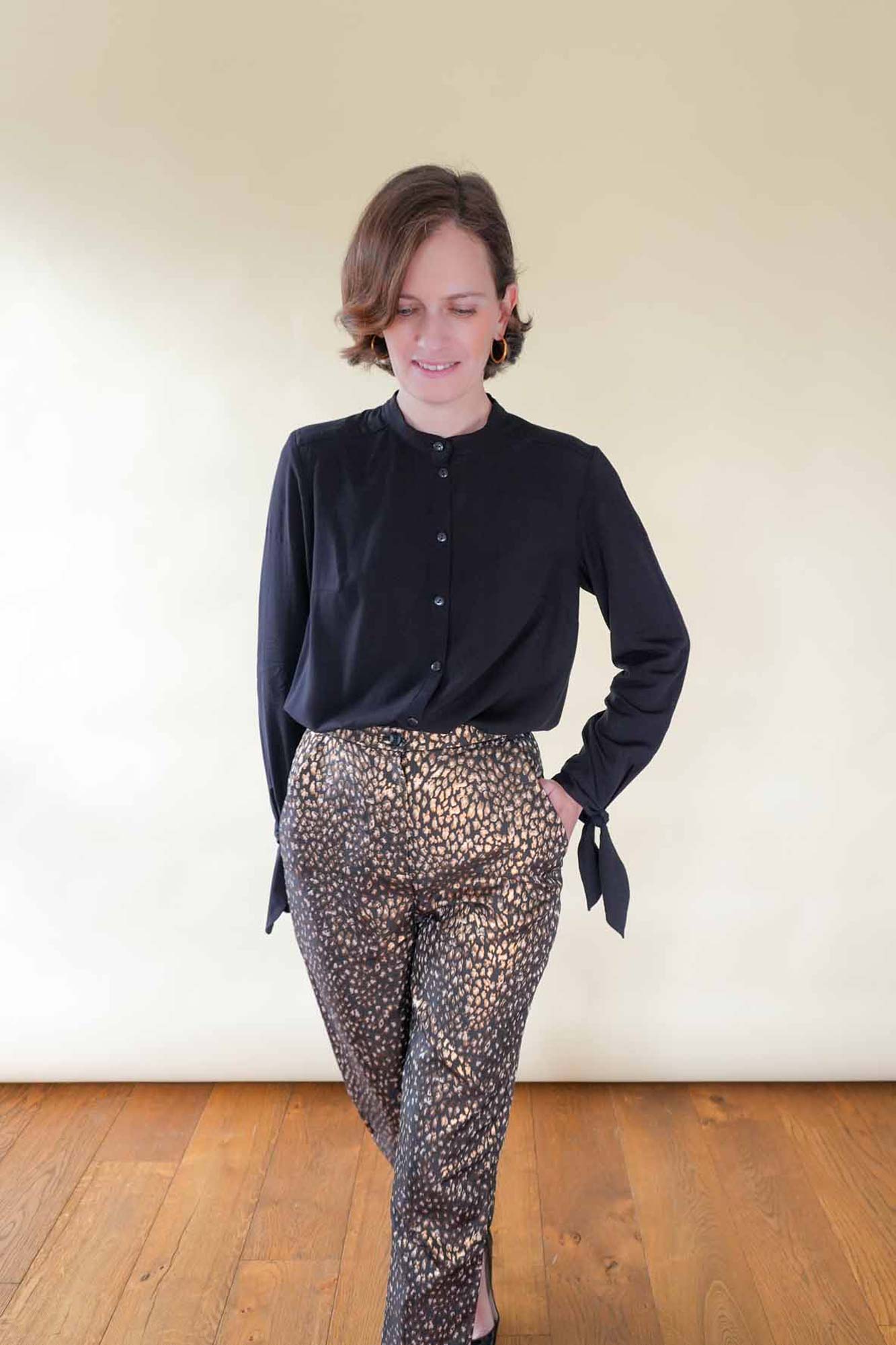 Coudre une Tenue de Fête avec un Pantalon Jacquard Léopard et une Chemise en Viscose Noire