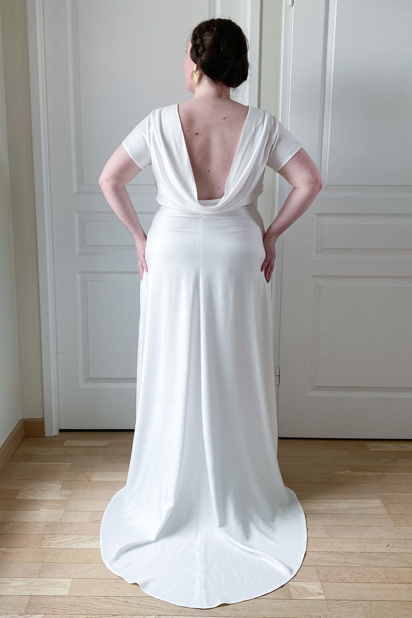 Patron de robe de mariée longue avec traîne et dos nu à personnaliser grâce aux patrons de couture PDF par Atelier Charlotte Auzou. 